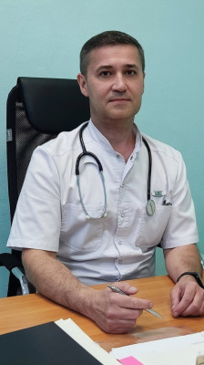 Заведующий поликлиникой - врач-методист Кезимов Андрей Сергеевич